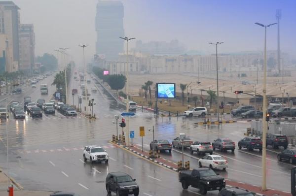 أمطار متوسطة على الأحساء وبقيق والعديد وذعبلوتن حتى الـ9 مساء