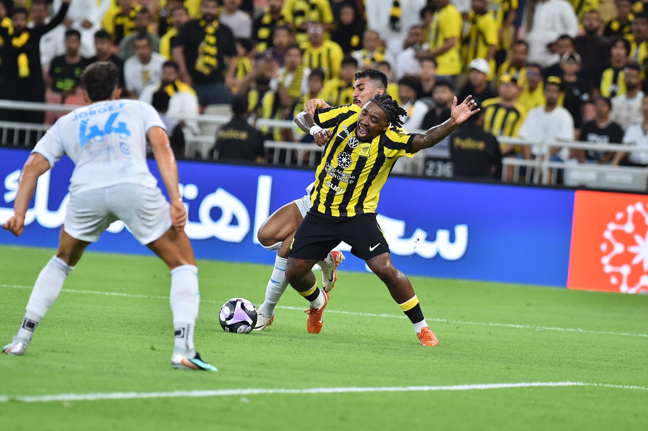 الاتحاد يفوز على الفتح برباعية في لقاء البطاقات الحمراء 