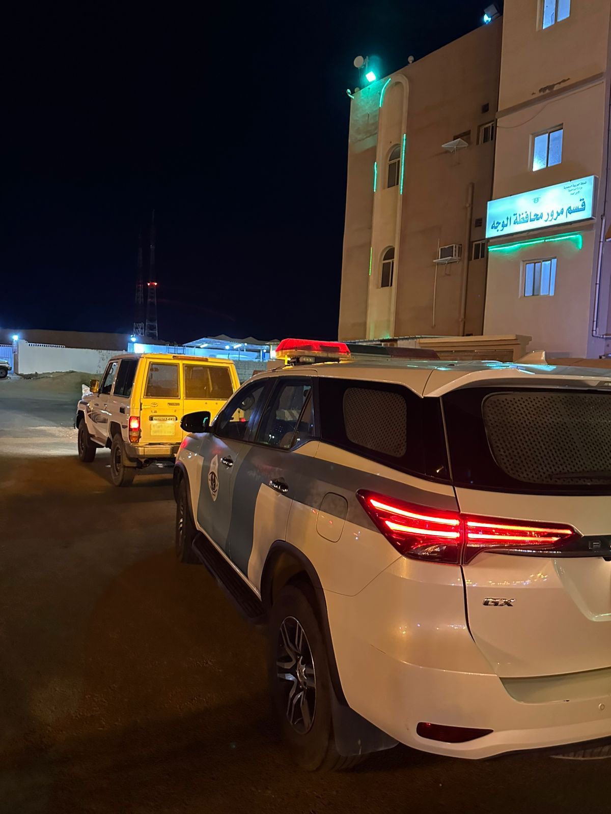 المرور السعودي في تبوك يضبط قائد مركبة لقيادة متهورة