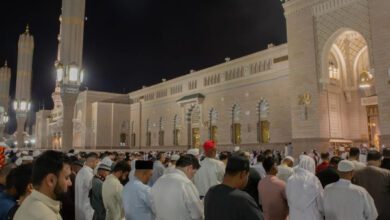 جموع المصلين يؤدون صلاة الخسوف في المسجد النبوي