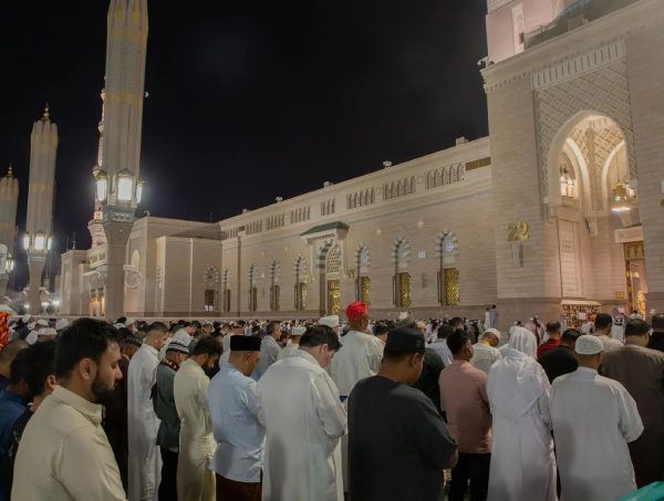 جموع المصلين يؤدون صلاة الخسوف في المسجد النبوي