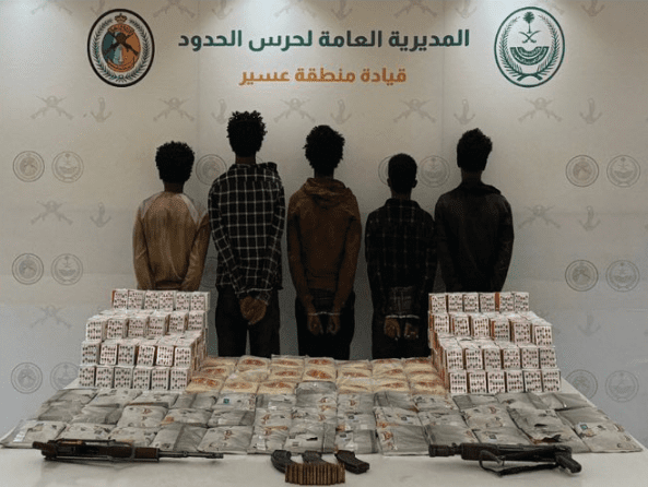 حرس الحدود يضبط 5 مخالفين يهربون مخدرات وأقراصًا محظورة في عسير