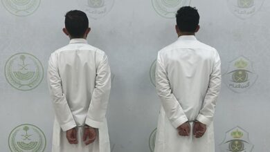 شرطة الرياض تضبط مقيمين لحيازتهما أسلحة نارية في مكان عام