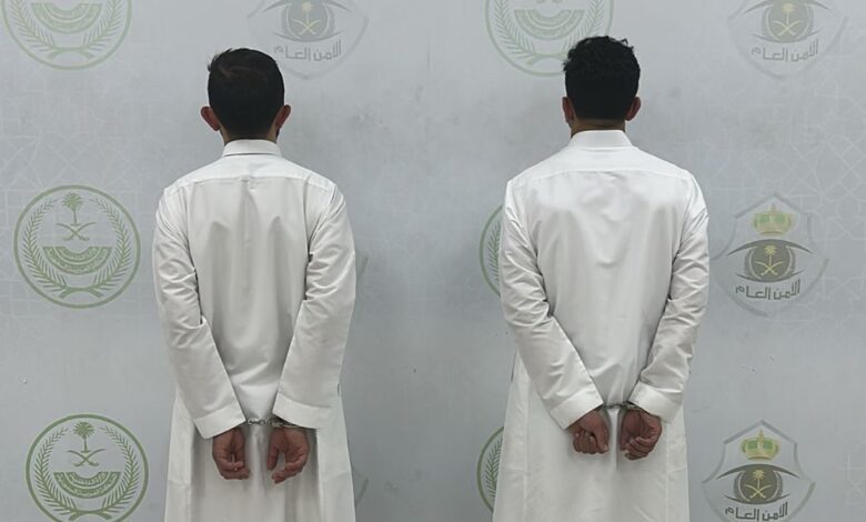 شرطة الرياض تضبط مقيمين لحيازتهما أسلحة نارية في مكان عام