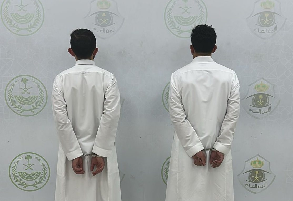 شرطة الرياض تضبط مقيمين لحيازتهما أسلحة نارية في مكان عام