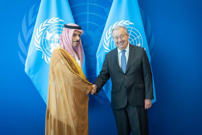 وزير الخارجية يبحث مع أمين عام الأمم المتحدة تعزيز التعاون متعدد الأطراف