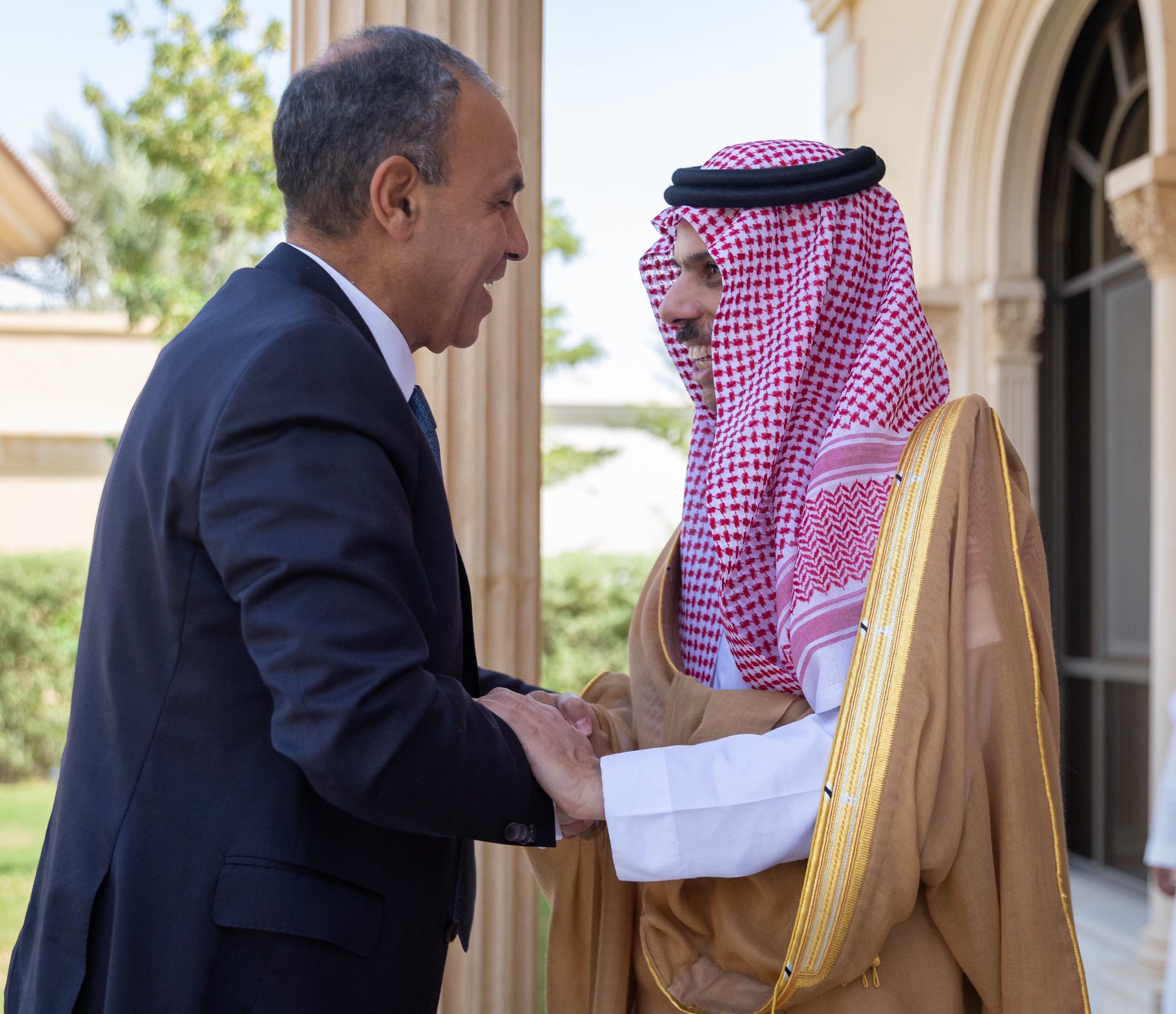 وزير الخارجية يستقبل نظيره المصري ويبحثان العلاقات الثنائية والتطورات الإقليمية