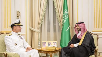 وزير الدفاع وقائد القيادة المركزية الأمريكية يبحثان التعاون العسكري