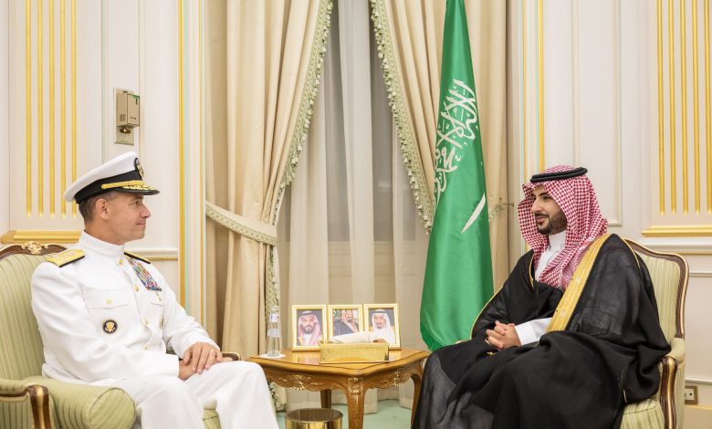 وزير الدفاع وقائد القيادة المركزية الأمريكية يبحثان التعاون العسكري