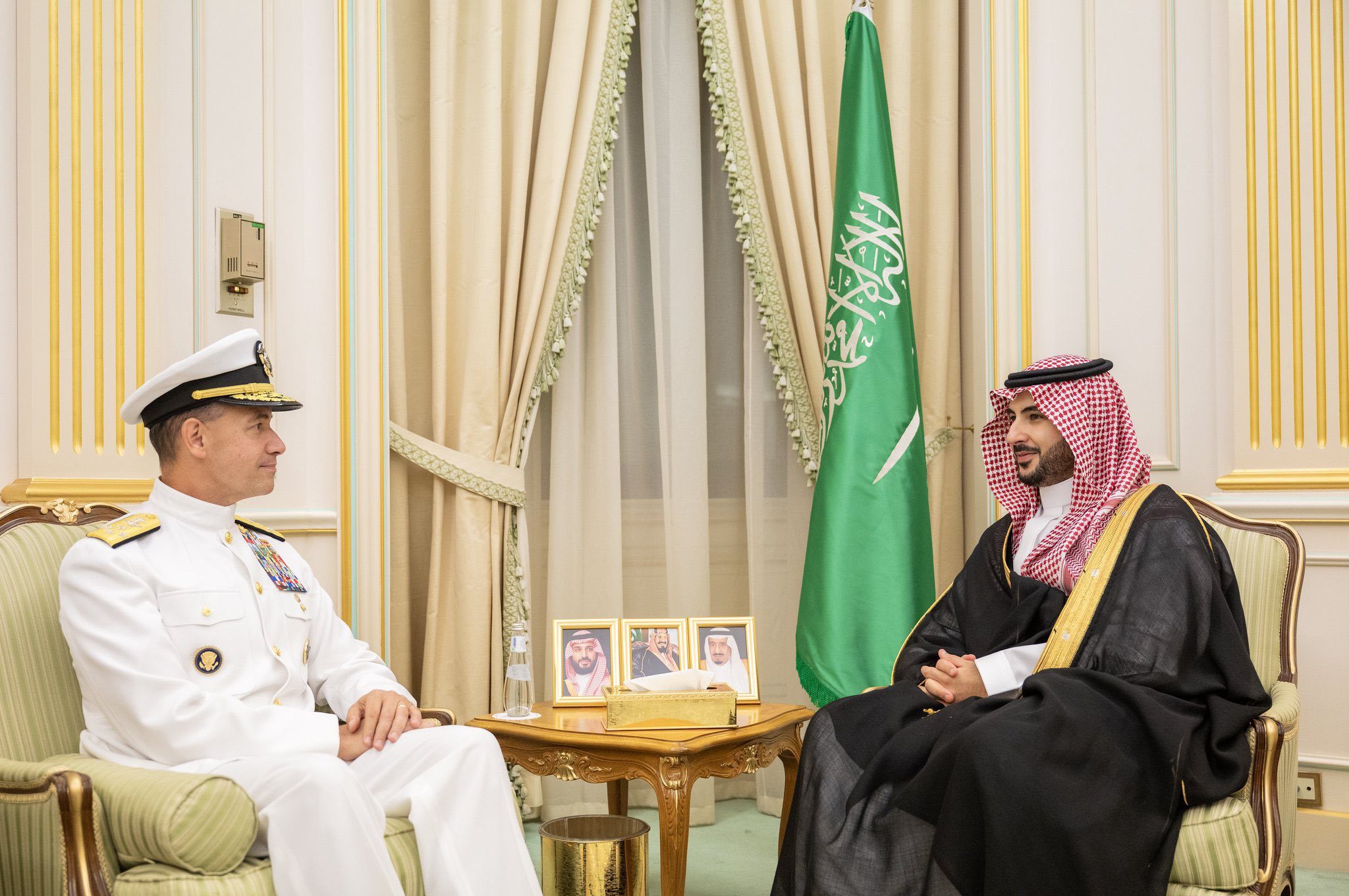 وزير الدفاع وقائد القيادة المركزية الأمريكية يبحثان التعاون العسكري