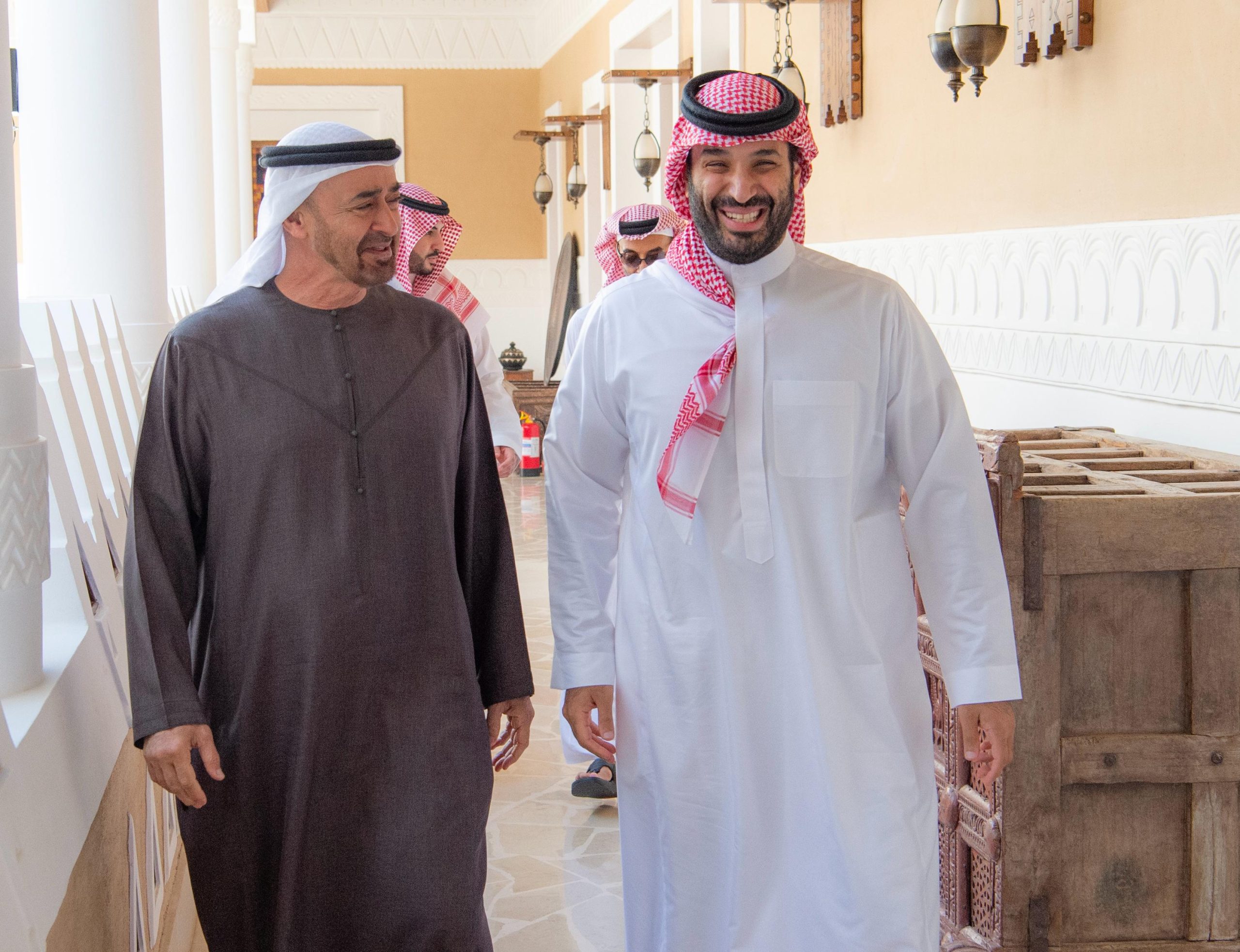 ولي العهد ورئيس الإمارات يبحثان العلاقات الأخوية بين البلدين الشقيقين