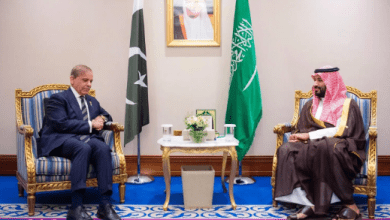 ولي العهد يلتقي رئيس الوزراء في باكستان على هامش أعمال القمة الطارئة في قطر