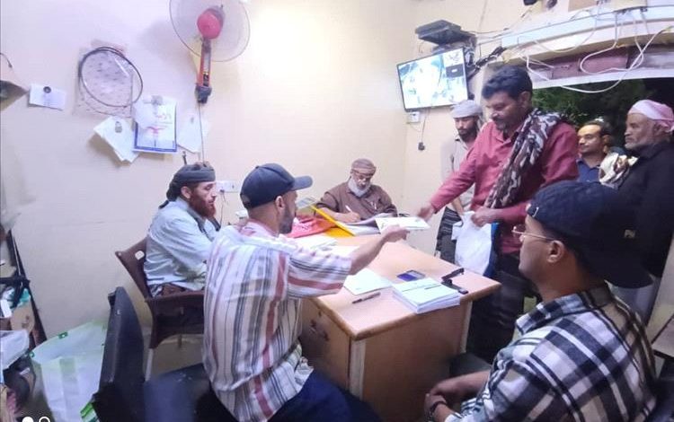 أفران عدن الخيرية تدشن صرف مساعدات نقدية لـ800 أسرة محتاجة في يافع