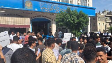 احتجاجات طلابية أمام جامعة العلوم والتكنولوجيا بتعز للمطالبة بتخفيض الرسوم
