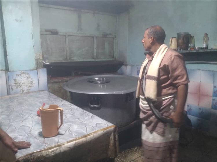 اشغال خنفر يتفقد عدد من المطاعم ومحلات بيع الحلويات بسوق مدينة جعار