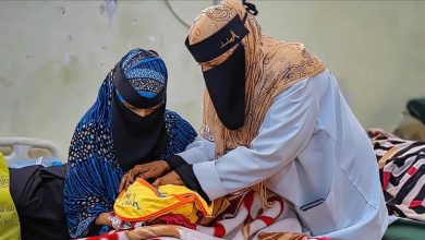 الجوع وتوقف الرعاية الطبية يفتكان بنازحي حجة