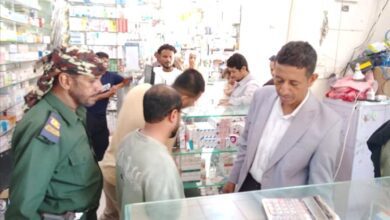 السلطة المحلية بخنفر ونيابة جعار تنفذان حملة نزول ميداني وتغلقان عدداً من الصيدليات والمحال التجارية والمخابز المخالفة