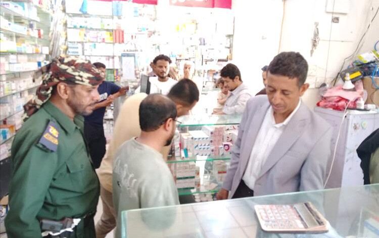 السلطة المحلية بخنفر ونيابة جعار تنفذان حملة نزول ميداني وتغلقان عدداً من الصيدليات والمحال التجارية والمخابز المخالفة