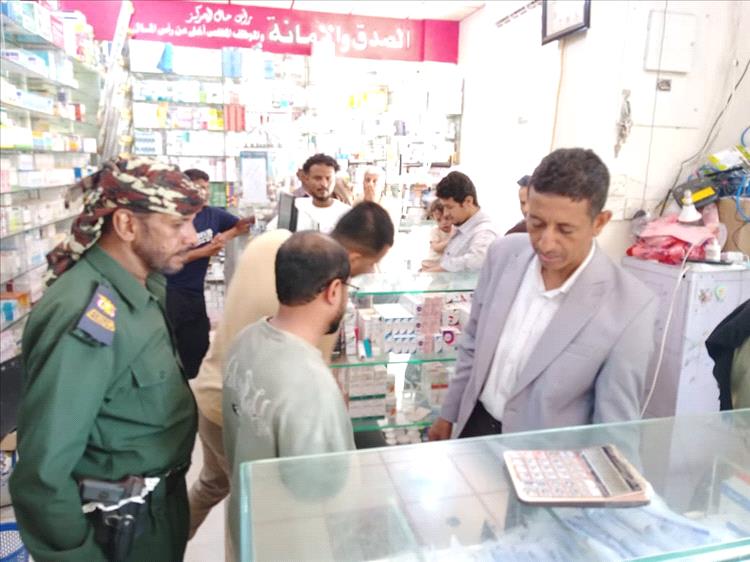 السلطة المحلية بخنفر ونيابة جعار تنفذان حملة نزول ميداني وتغلقان عدداً من الصيدليات والمحال التجارية والمخابز المخالفة