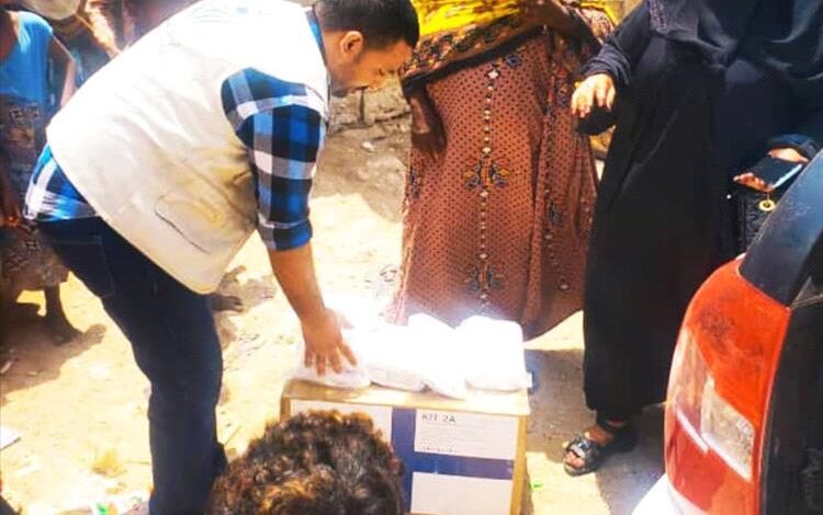 الصحة الانجابية بالمهرة توزع حقائب الصحة الامنه لمخيمات النازحين والمهمشين  .