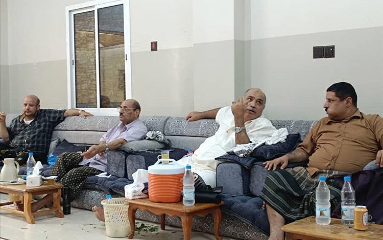 المناضل أحمد عبد الله المجيدي يستقبل اللواء الركن عبد الناصر عثمان صبيرة وكيل وزارة الداخلية في منزله