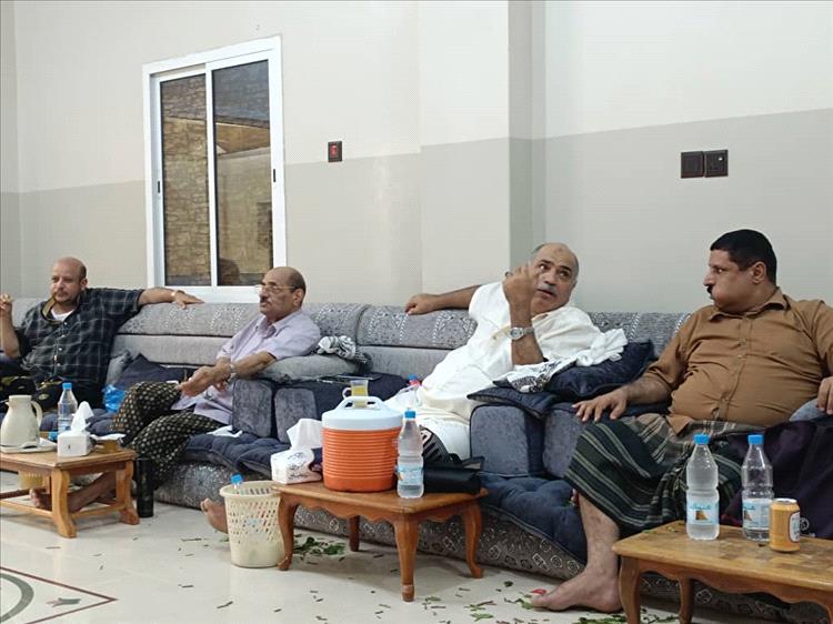 المناضل أحمد عبد الله المجيدي يستقبل اللواء الركن عبد الناصر عثمان صبيرة وكيل وزارة الداخلية في منزله