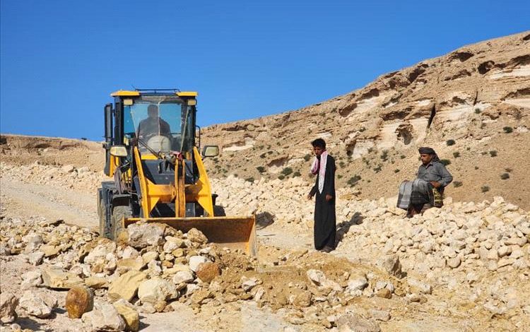 بتوجيهات المحافظ ابن الوزير.. صندوق صيانة الطرق بشبوة يفتح طريق عقبة خفعه بعد تعرضها للسيول