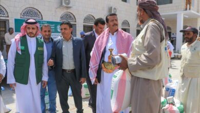 بدعم سعودي.. توزيع منحة البذور وحقائب البيطرة للمستفيدين من مشروع التمكين الرزاعي بمأرب