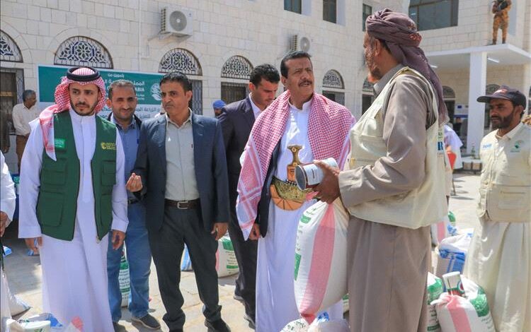 بدعم سعودي.. توزيع منحة البذور وحقائب البيطرة للمستفيدين من مشروع التمكين الرزاعي بمأرب