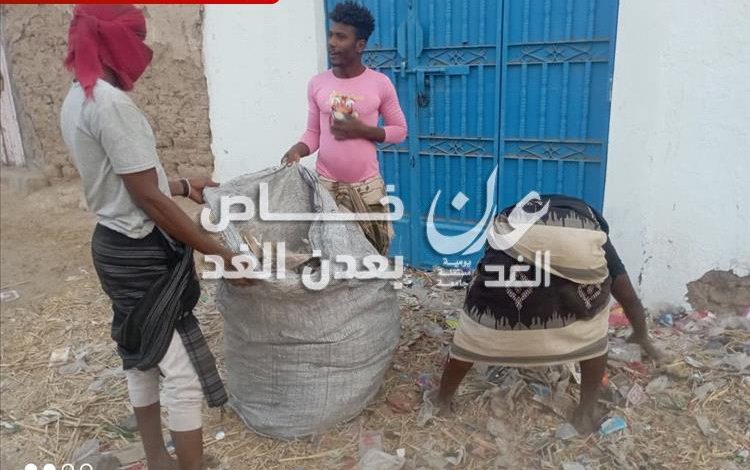 حملة نظافة واسعة في مديرية أحور بعد موجة غبار