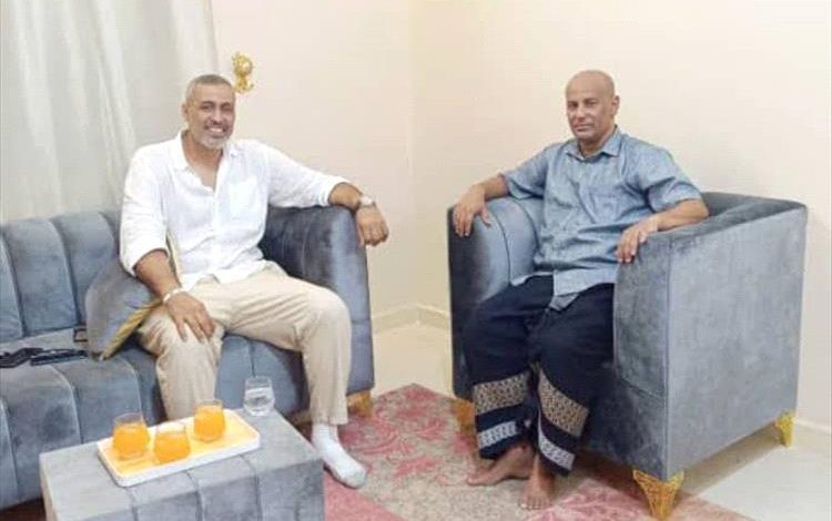 رئيس الاتحاد اليمني لكرة السلة يطمئن على صحة الإعلامي القدير صلاح العماري