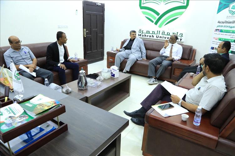 رئيس جامعة المهرة يلتقي عمادة كلية العلوم التطبيقية والصحية لبحث استعدادات العام الجامعي 2025 - 2026م