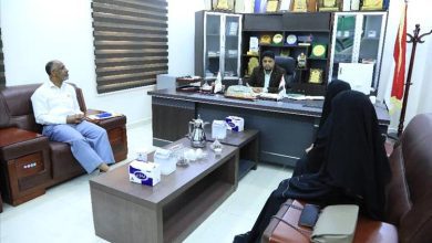 رئيس جامعة المهرة يناقش مع وكيل المحافظة المساعد لشؤون المرأة ظاهرة الابتزاز الإلكتروني