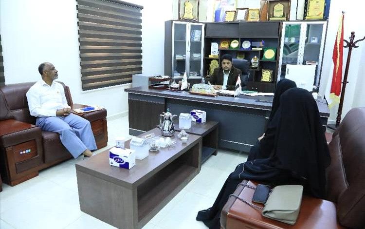 رئيس جامعة المهرة يناقش مع وكيل المحافظة المساعد لشؤون المرأة ظاهرة الابتزاز الإلكتروني