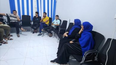 صالون أرنيَادَا يحتفي برواية "بلاد بلا سماء" بعرض سينمائي ونقاش فكري في تعز