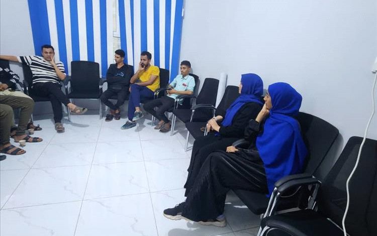 صالون أرنيَادَا يحتفي برواية "بلاد بلا سماء" بعرض سينمائي ونقاش فكري في تعز