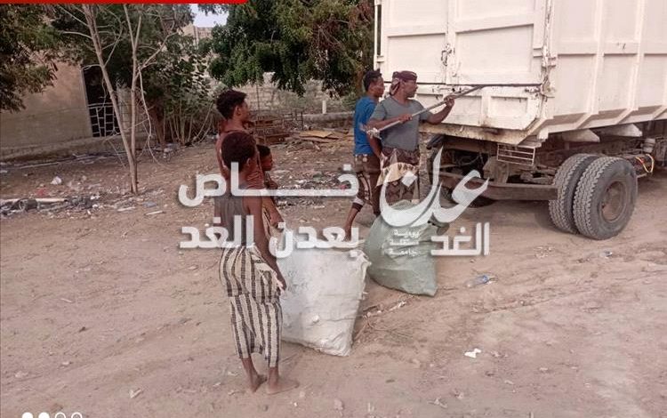 صندوق النظافة بأحور ينفذ حملة لإزالة المخلفات من حرم مجمع الزهراء