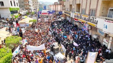 طالبت بـ(إقالة مدير أمن تعز وقائد المحور).. مئات الآلاف يطالبون بالقبض على قتلة (أفتهان)