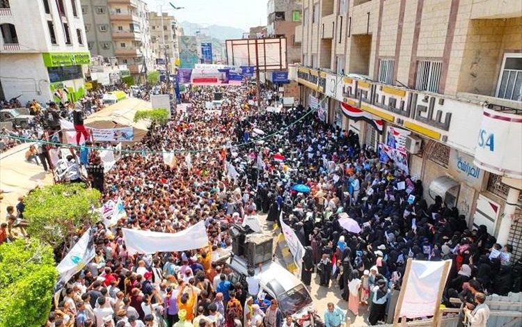 طالبت بـ(إقالة مدير أمن تعز وقائد المحور).. مئات الآلاف يطالبون بالقبض على قتلة (أفتهان)