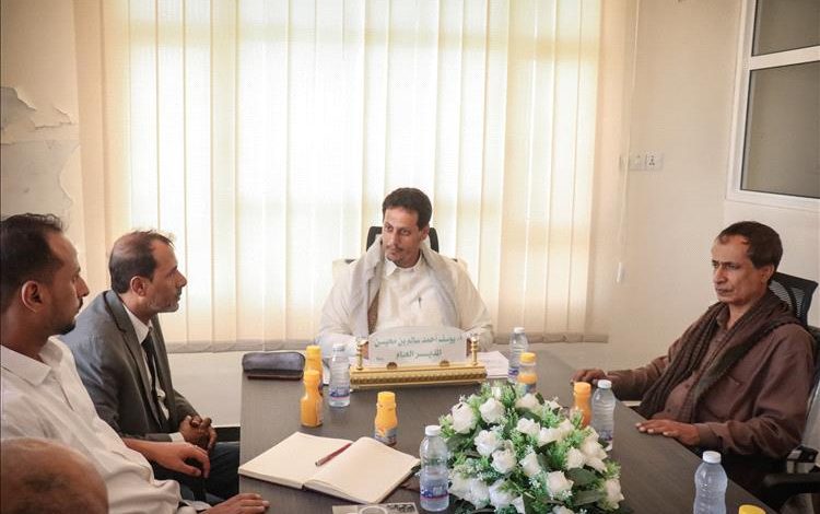 فريق التوجيه والرقابة الرئاسي يناقش مع بن محيسين أوضاع مشاريع مياه الريف في محافظة المهرة