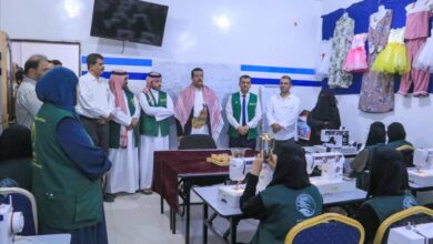 فريق مركز الملك سلمان للإغاثة والأعمال الإنسانية يتفقد سير الدورات المهنية لتأهيل 90 شابة نازحة