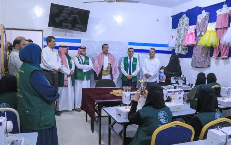 فريق مركز الملك سلمان للإغاثة والأعمال الإنسانية يتفقد سير الدورات المهنية لتأهيل 90 شابة نازحة