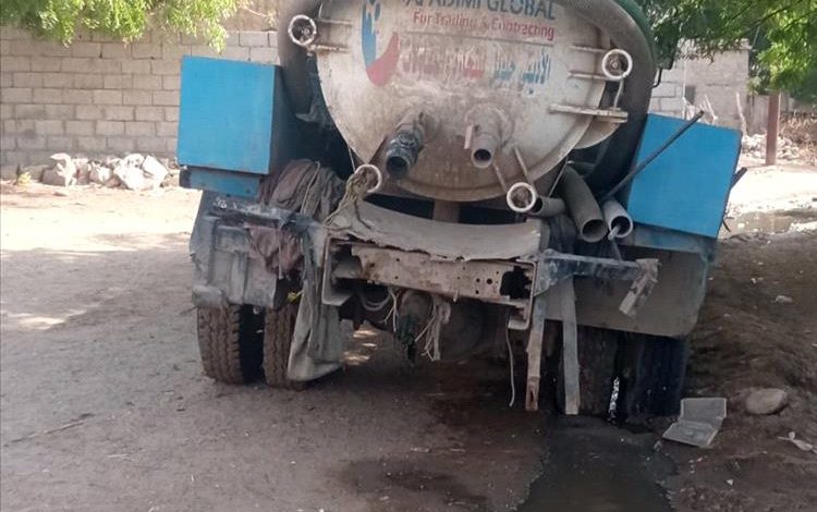 لجنة الكود المجتمعية بمديرية خنفر تبادر بإصلاح طفح المجاري وتناشد بحلول جذرية