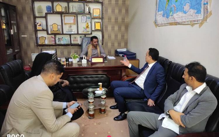 لقاء يناقش آلية التعاون بين الشؤون الاجتماعية والعمل بالمهرة وبنك حضرموت