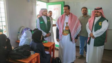 مأرب.. مركز الملك سلمان يدشن فصول بديلة مجهزة ومؤثثة وتوزيع حقائب مدرسية و زي مدرسي للطلاب