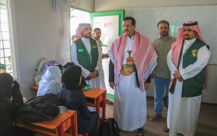 مأرب.. مركز الملك سلمان يدشن فصول بديلة مجهزة ومؤثثة وتوزيع حقائب مدرسية و زي مدرسي للطلاب