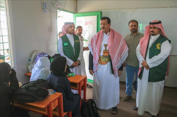 مأرب.. مركز الملك سلمان يدشن فصول بديلة مجهزة ومؤثثة وتوزيع حقائب مدرسية و زي مدرسي للطلاب