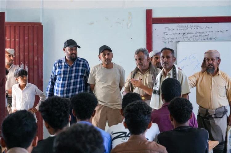 مؤسسة إثراء تدشن توزيع حقائب صحية ومدرسية في مدرستي الشعلة للتعليم الأساسي والثانوي بردفان