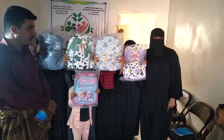 مؤسسة العلا بأبين تدشن توزيع الحقيبة المدرسية على عدد من الأيتام بزنجبار