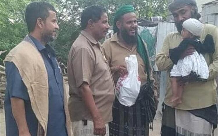محافظ أبين يوجه بدعم أسرة متضررة في مودية بمبلغ مليوني ريال تكاليف علاجية